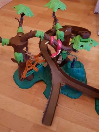 Juguete del Tarzán con muñecos.