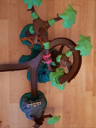 Juguete del Tarzán con muñecos.