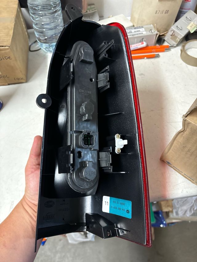 Piloto trasero iz nissan serena vanette