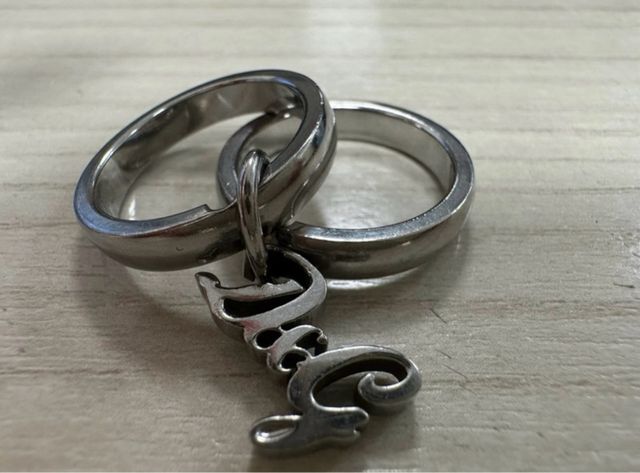 Anello doppio in acciaio con ciondolo D&G