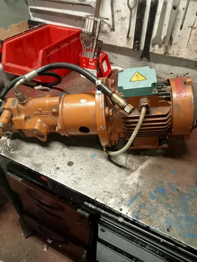 Motor trifásico con bomba