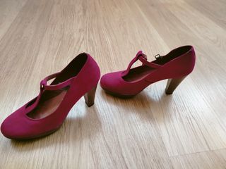 Zapatos de tacón rojo de ante