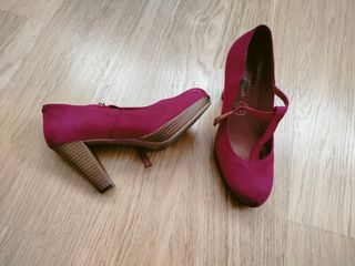 Zapatos de tacón rojo de ante