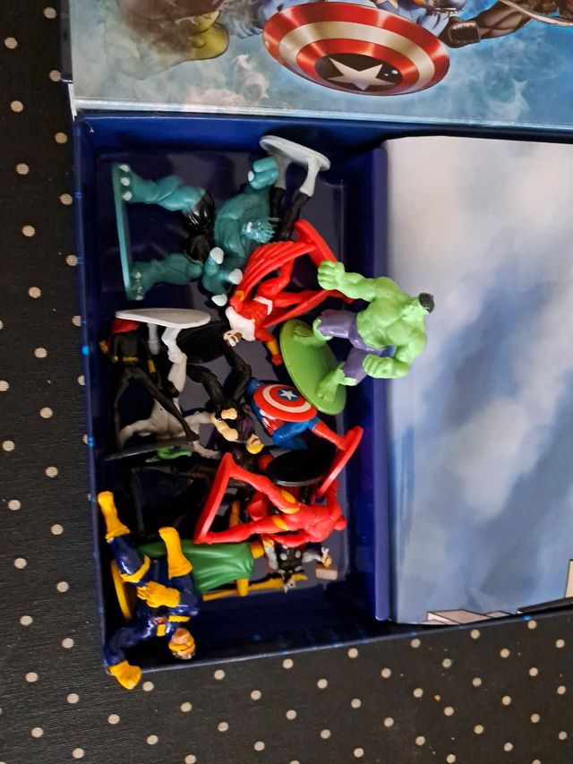 Los vengadores libro con figuras