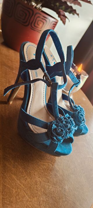 Cuñas beige con detalles plateados