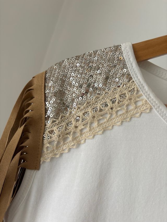 Camiseta de manga corta blanca con flecos