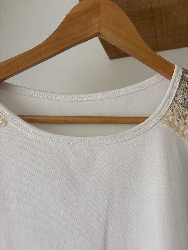 Camiseta de manga corta blanca con flecos
