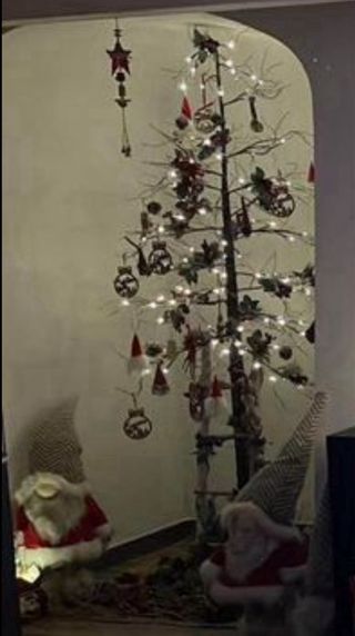 Albero di Natale di rami e luci