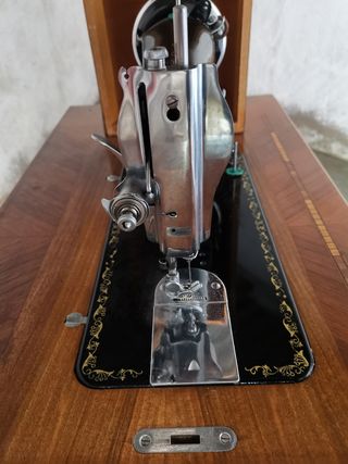 Máquina antigua de coser ALFA