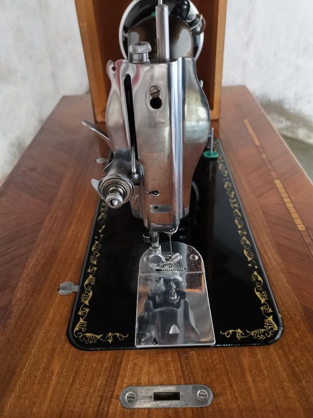 Máquina antigua de coser ALFA