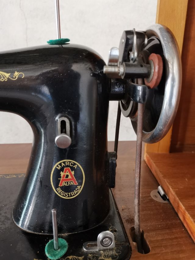 Máquina antigua de coser ALFA