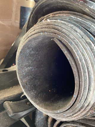 Suelo de caucho en laminas largas.
