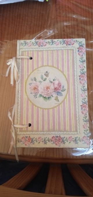 Caja de madera pintada