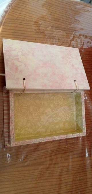 Caja de madera pintada