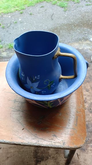 Orinal y jarra antiguas