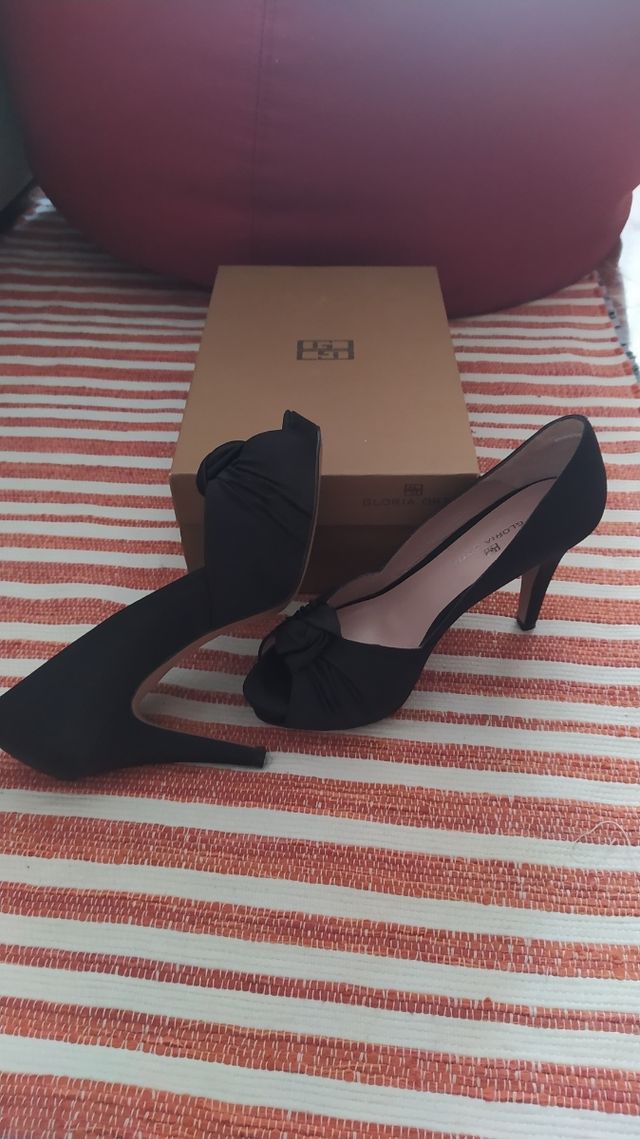 Zapatos de mujer, de firma Gloria Ortiz