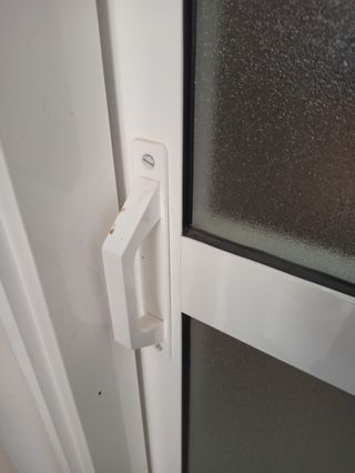 Puerta corredera aluminio blanca con cristal