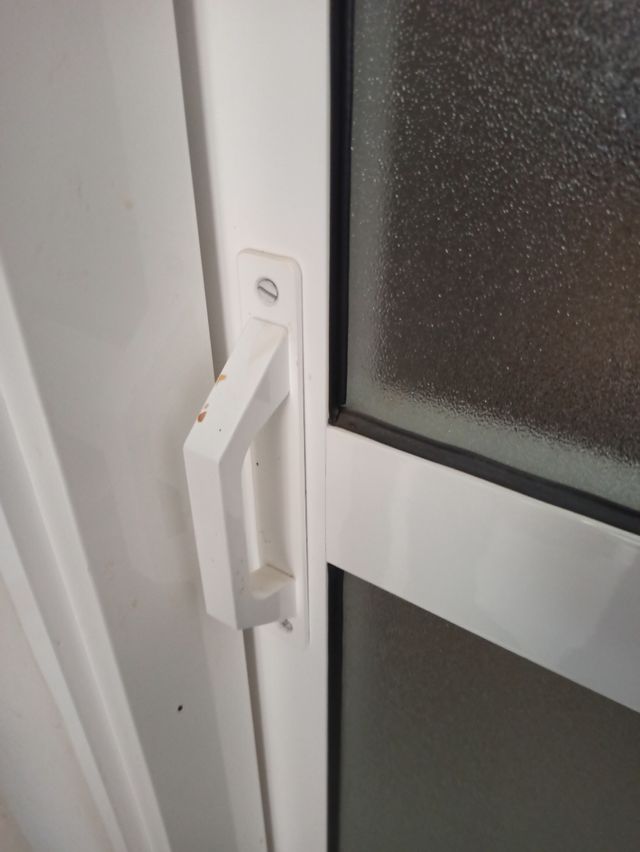 Puerta corredera aluminio blanca con cristal