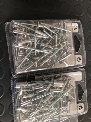 Rivetti in alluminio blisterati