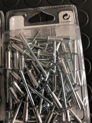 Rivetti in alluminio blisterati