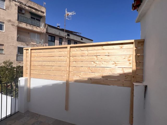 Recinzione di confine in legno