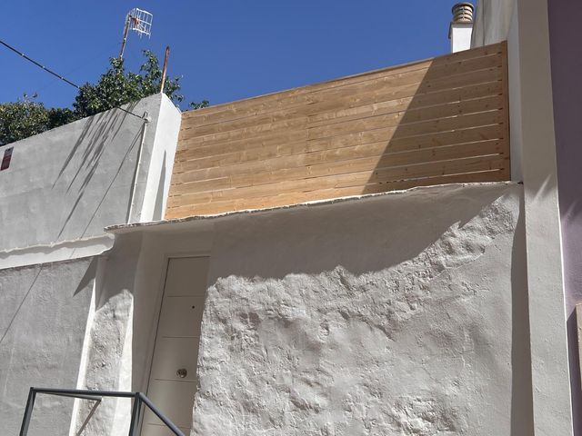 Recinzione di confine in legno