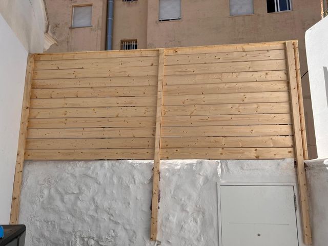 Recinzione di confine in legno