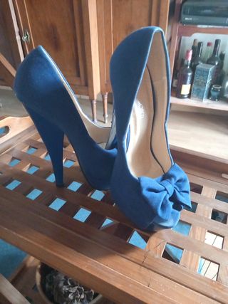 Zapato de tacón azulón