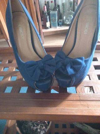 Zapato de tacón azulón