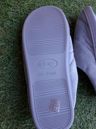Zapatillas sin estrenar casa T44-45 gris