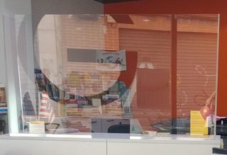 Mampara desmontable de cristal.