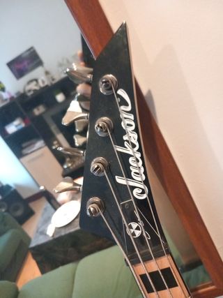 Bajo activo jackson FS3Q con pastillas EMG