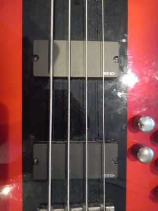 Bajo activo jackson FS3Q con pastillas EMG
