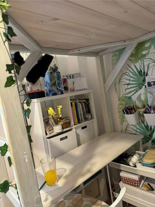 Cama alta con escritorio y zona ocio