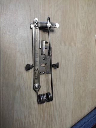 Antiguo accesorio maquina de coser