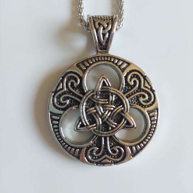 COLGANTE NUEVO TRIQUETA CELTA nuevo estilo medalló