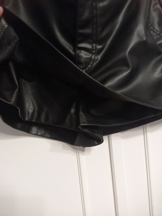 falda Short  marca zara de polipiel negro