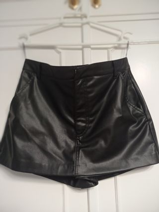 falda Short  marca zara de polipiel negro