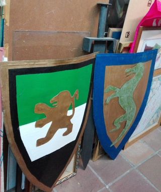 Dos escudos.