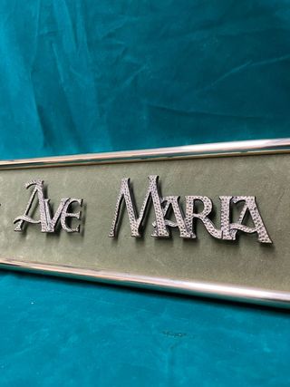 Cartel Ave María con letras en bronce y terciopelo