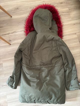Trenca de color verde con pelo rojo