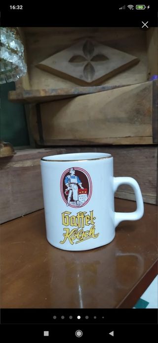 Jarra y 6 tazas de cerveza diferentes