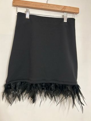 Falda negra con plumas