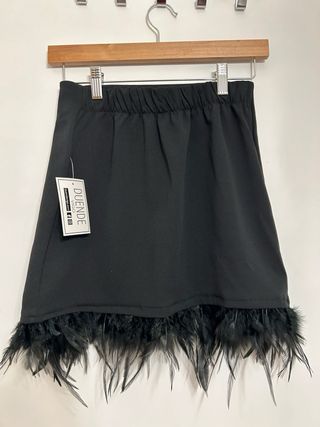 Falda negra con plumas