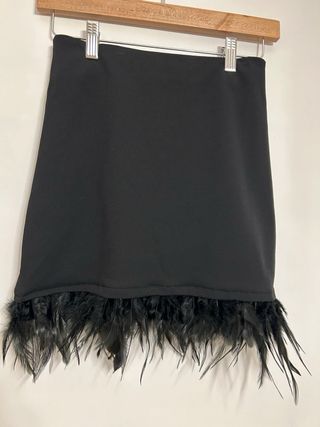 Falda negra con plumas