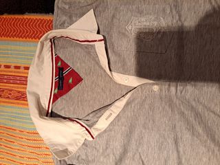 Polo gris de Tommy Hilfiger.