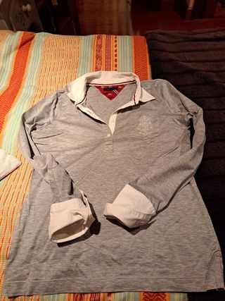 Polo gris de Tommy Hilfiger.
