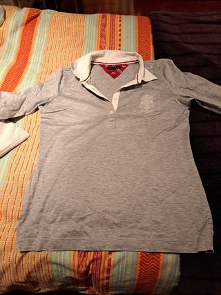 Polo gris de Tommy Hilfiger.