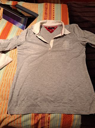 Polo gris de Tommy Hilfiger.