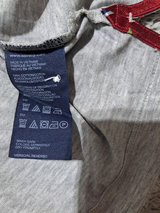 Polo gris de Tommy Hilfiger.